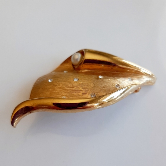 GOLDTONE CRYSTAL AND PEARL BROOCH PIN - Picture 4 of 7